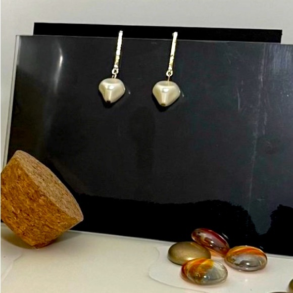 SALE Eye Catching Drop Earrings Vertical Gold-tone Drop Bar & Irregular Pearl - Picture 2 of 6